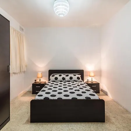 Sea View - Comfortable 2 Bedroom - St Julian's *